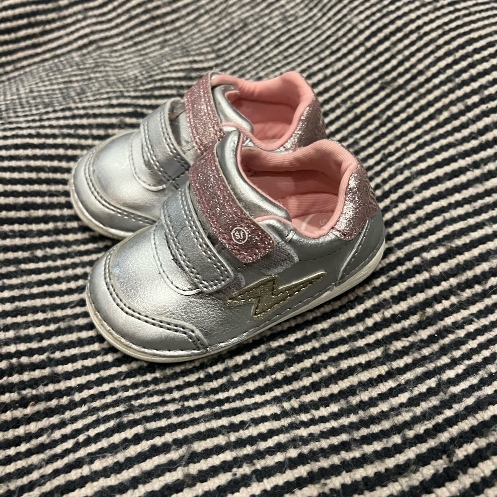 Stride Rite Soft Motion Toddler Sneaker - Silver & Pink — 4M